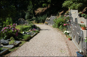 Urnenmuur, muur om urnen in te plaatsen, begraafplaats Heiderust in Rheden